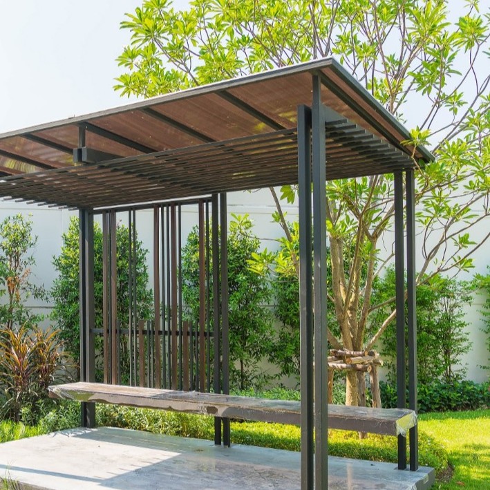 Pergola dans jardin